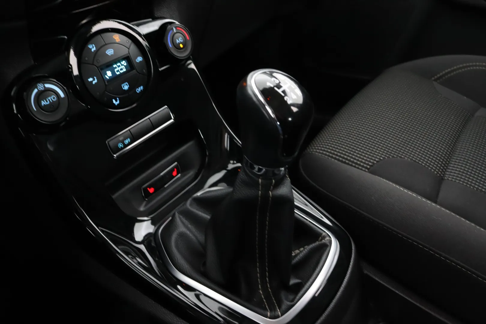 FORD Fiesta ZKU-165 carousel image