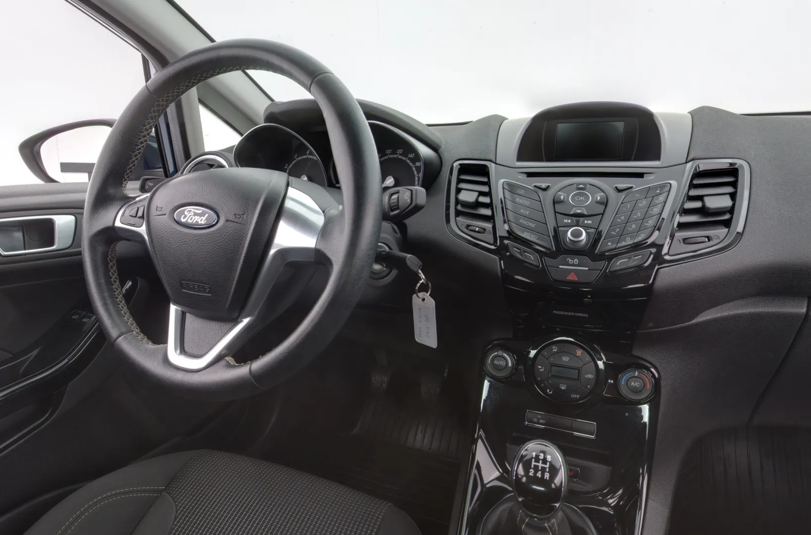 FORD Fiesta ZKU-165 carousel image