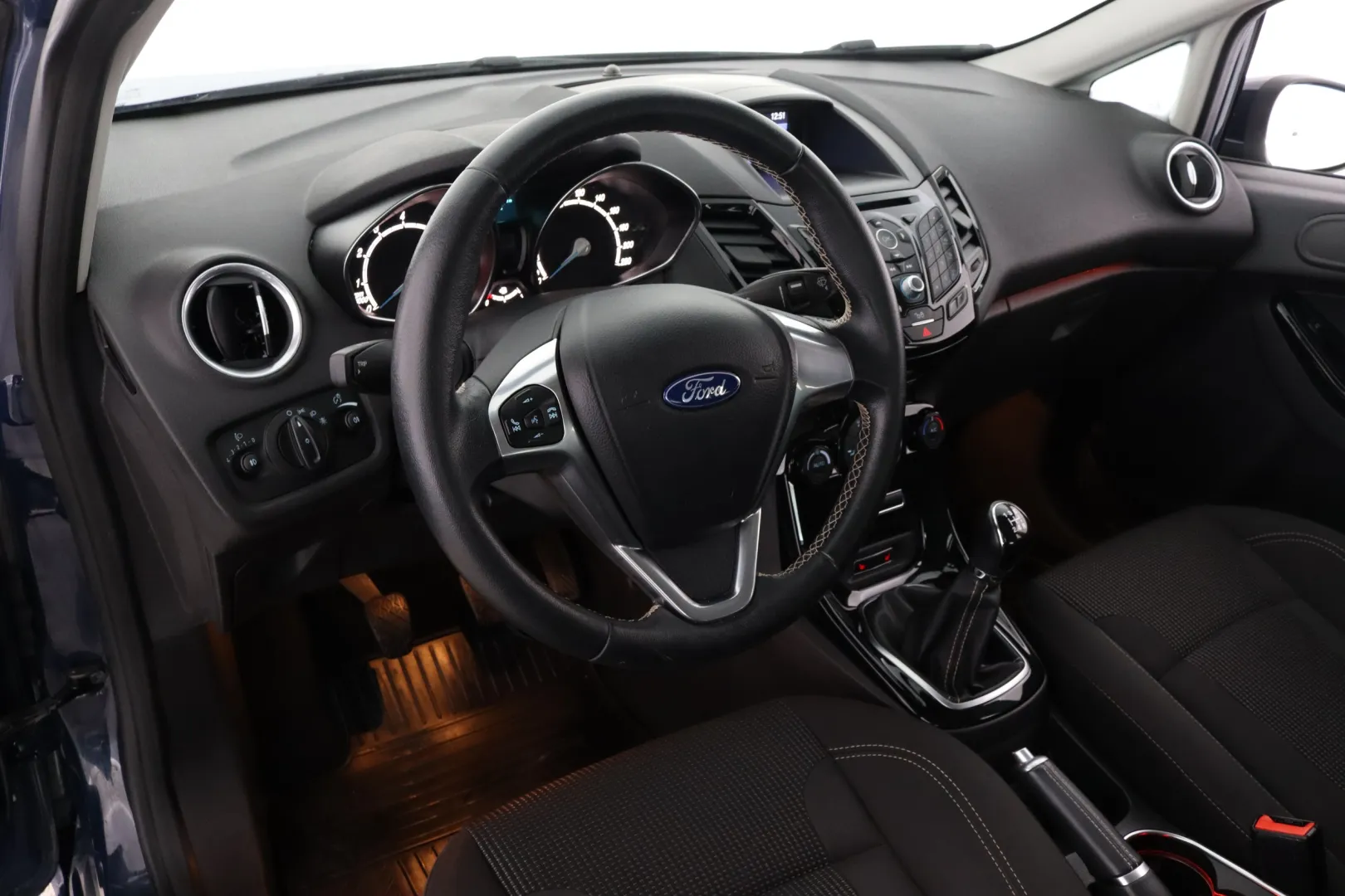 FORD Fiesta ZKU-165 carousel image