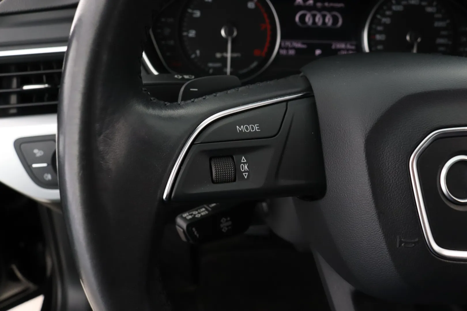 AUDI A4 CRL-794 carousel image