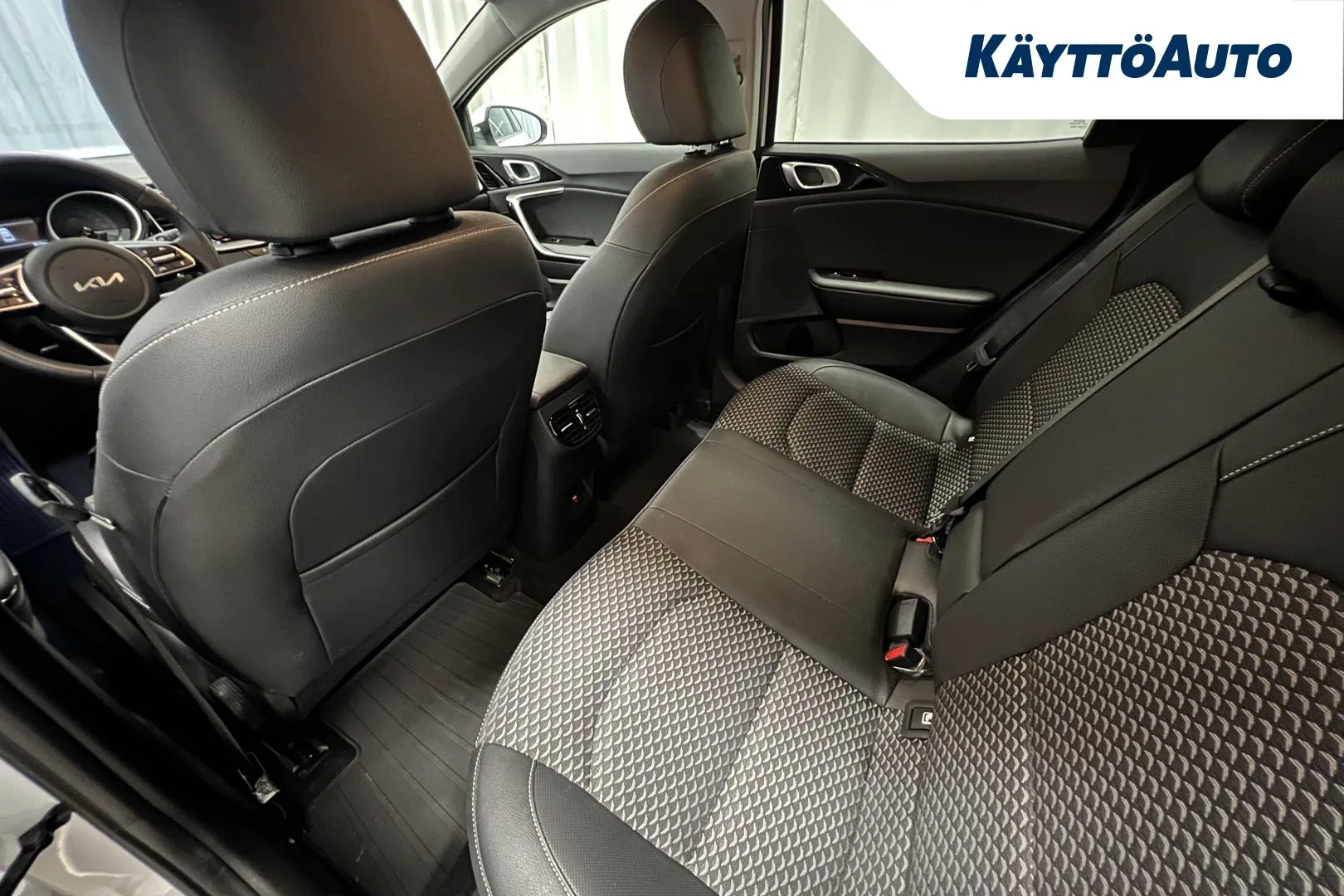 KIA XCeed SPJ-892 carousel image