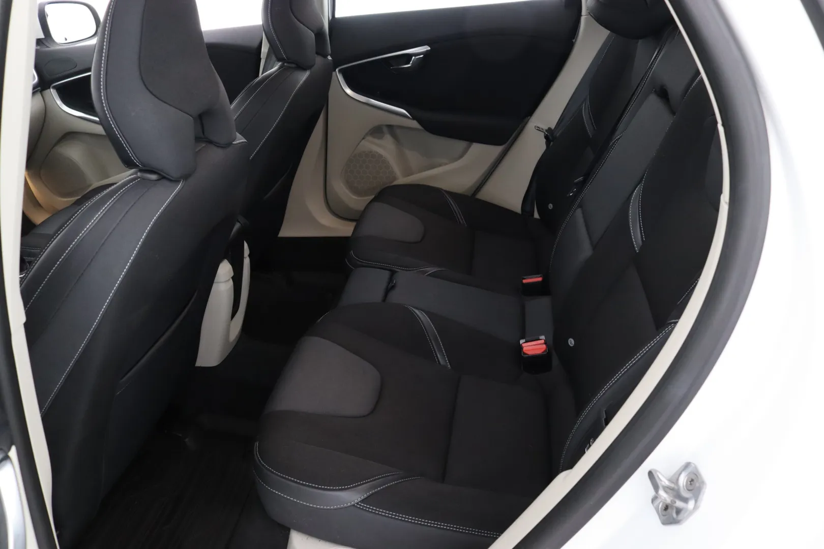 VOLVO V40 XNN-448 carousel image