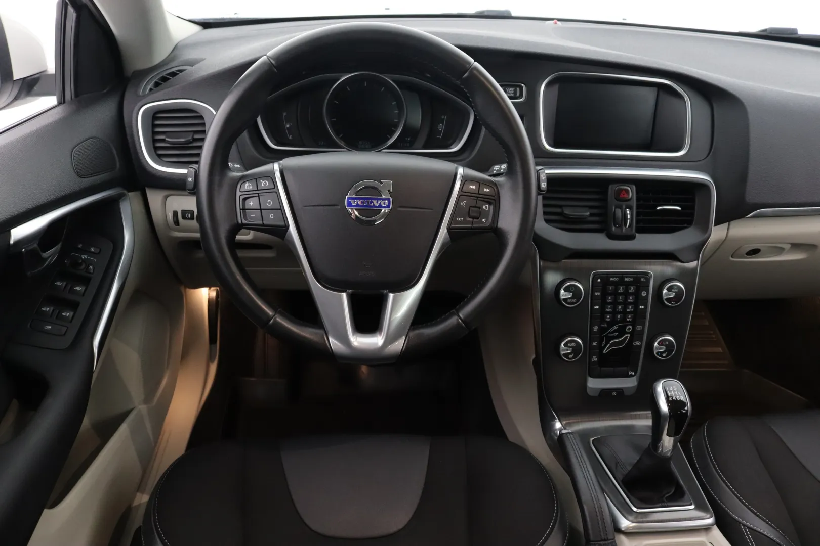 VOLVO V40 XNN-448 carousel image