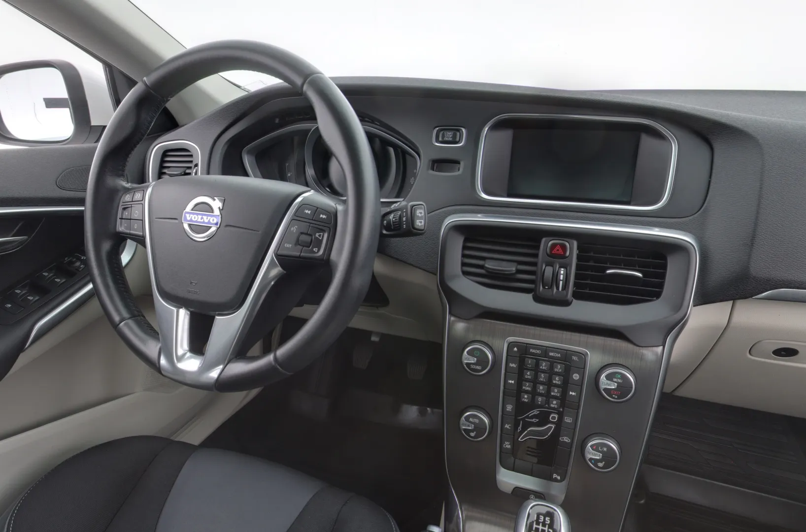 VOLVO V40 XNN-448 carousel image