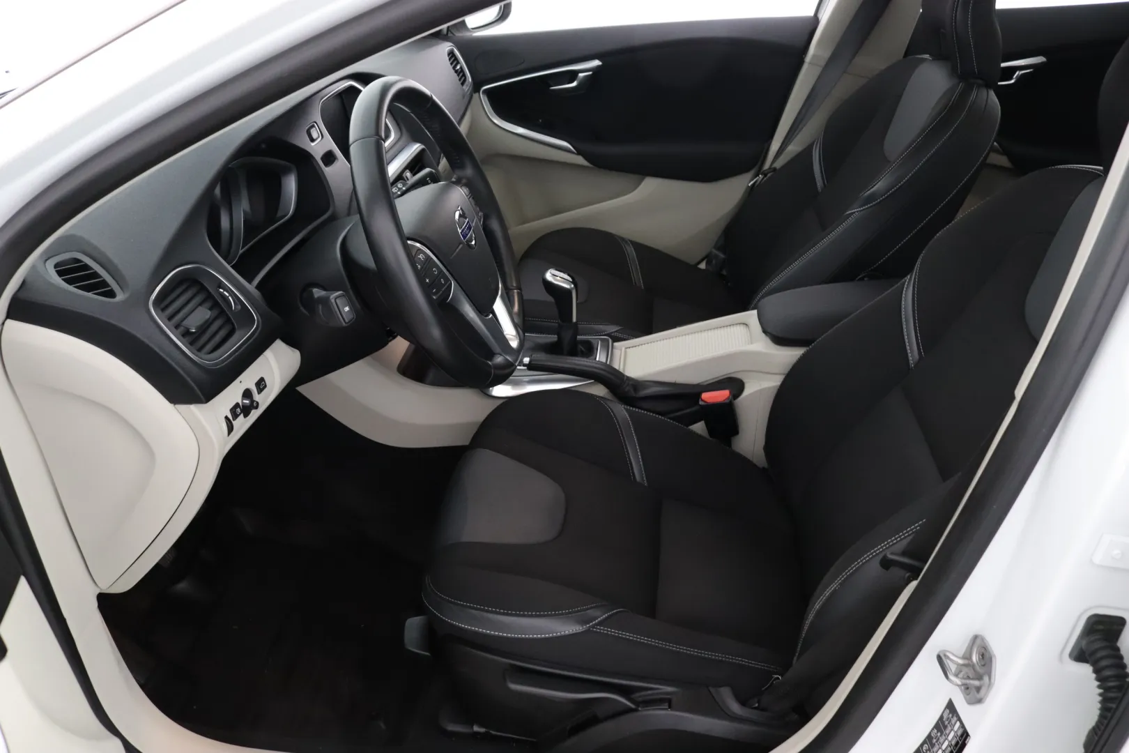 VOLVO V40 XNN-448 carousel image