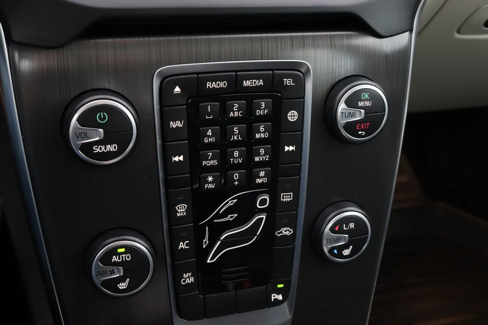 VOLVO V40 XNN-448 carousel image