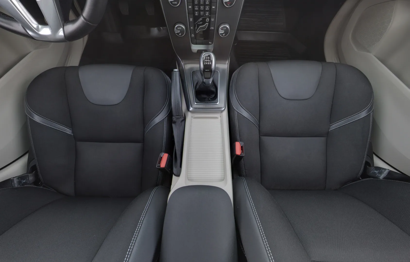 VOLVO V40 XNN-448 carousel image