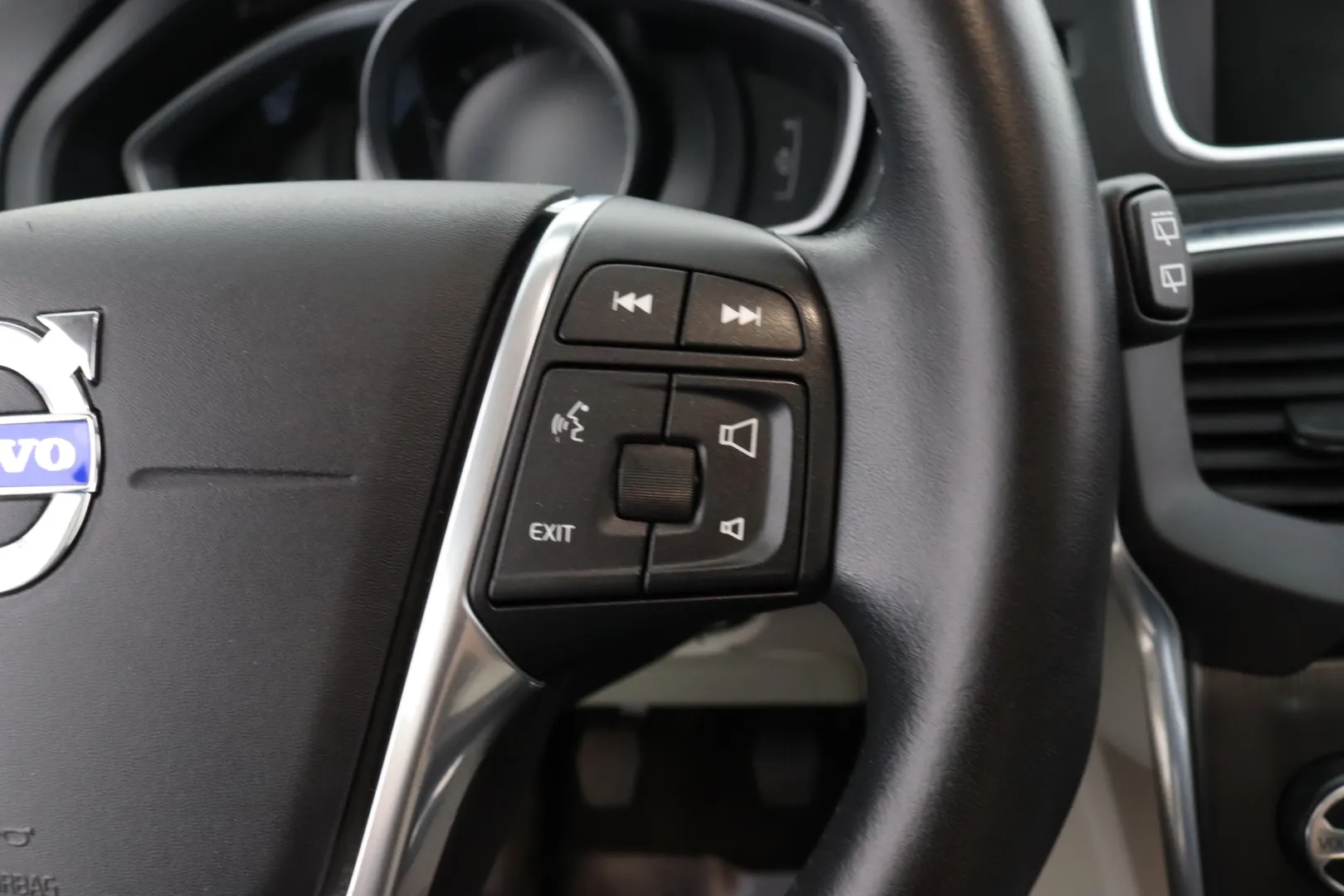 VOLVO V40 XNN-448 carousel image