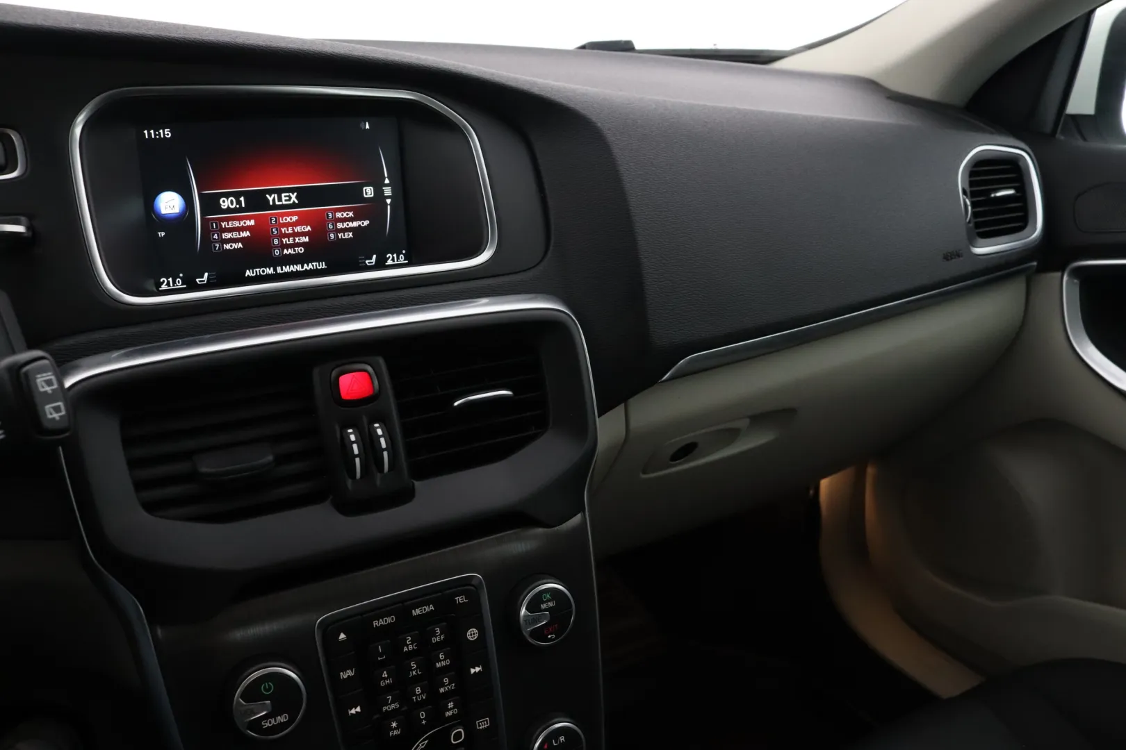 VOLVO V40 XNN-448 carousel image