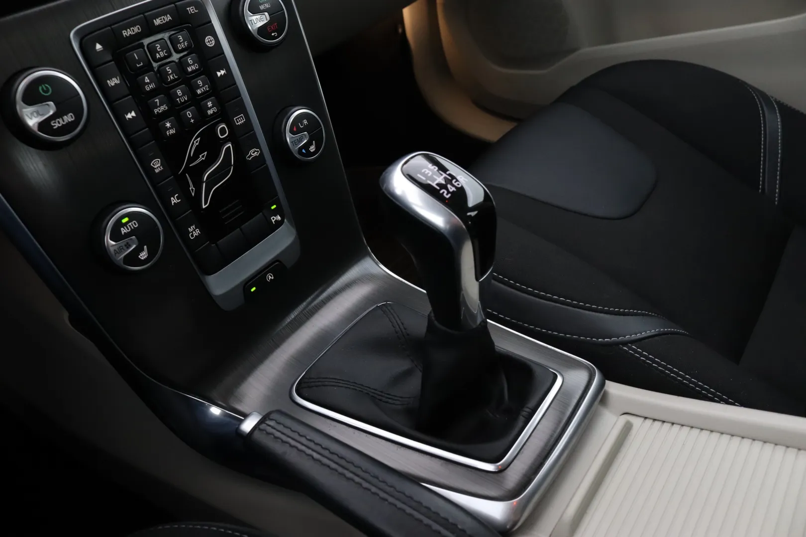 VOLVO V40 XNN-448 carousel image
