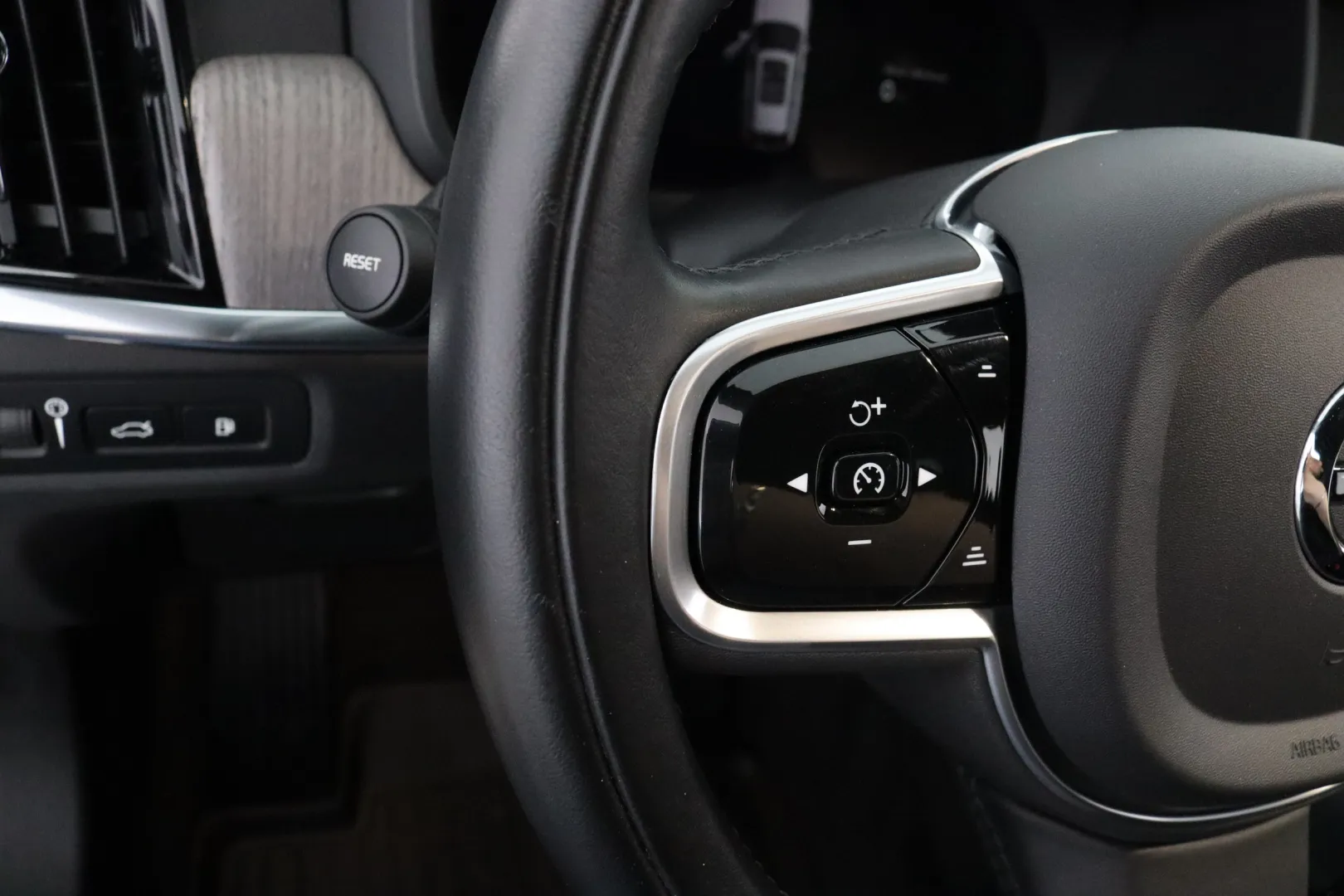 VOLVO V90 MPE-710 carousel image
