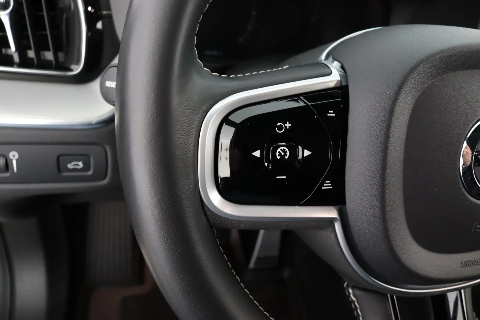 VOLVO XC60 CPN-256 carousel image