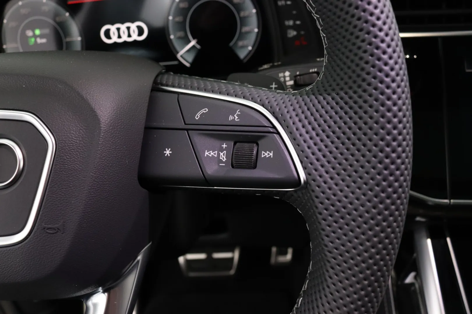Audi Q8 RXN-349 carousel image