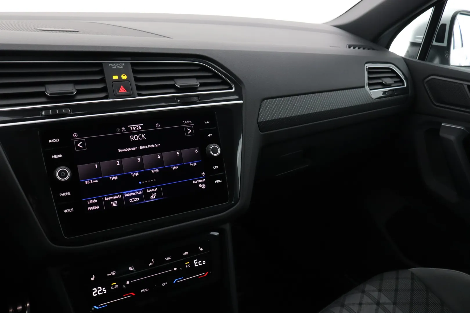 VOLKSWAGEN Tiguan CRB-837 carousel image