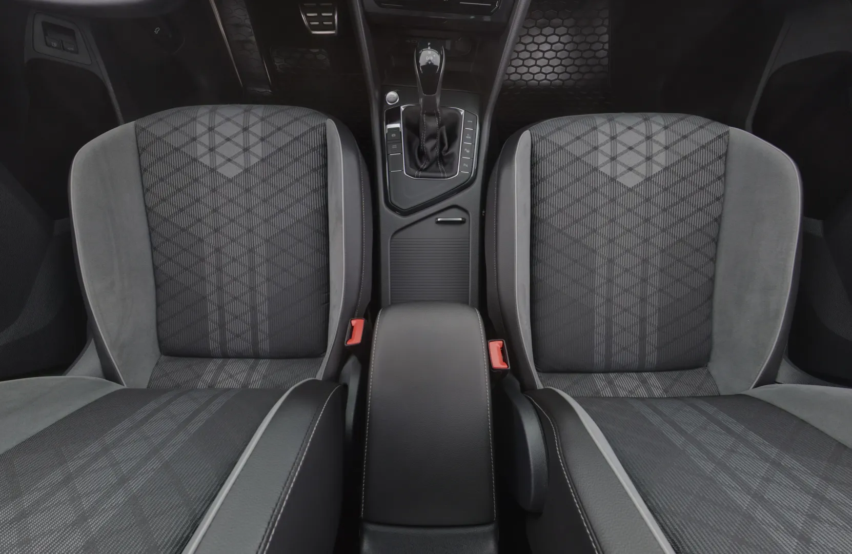 VOLKSWAGEN Tiguan CRB-837 carousel image