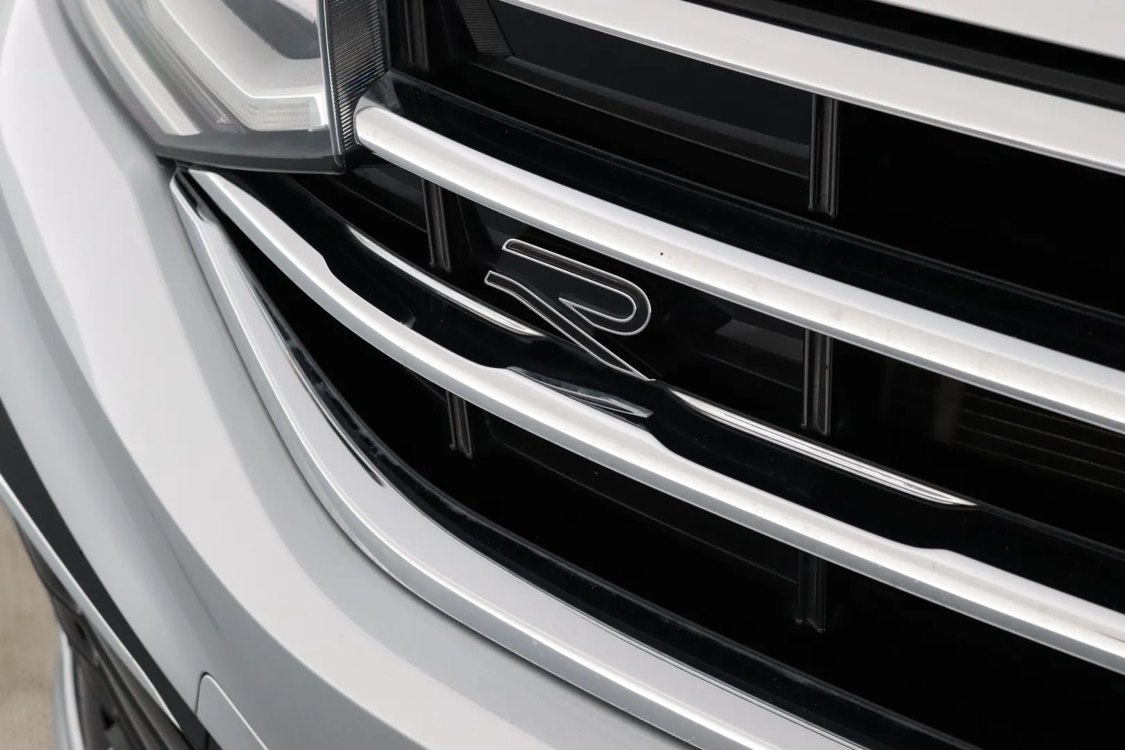 VOLKSWAGEN Tiguan CRB-837 carousel image