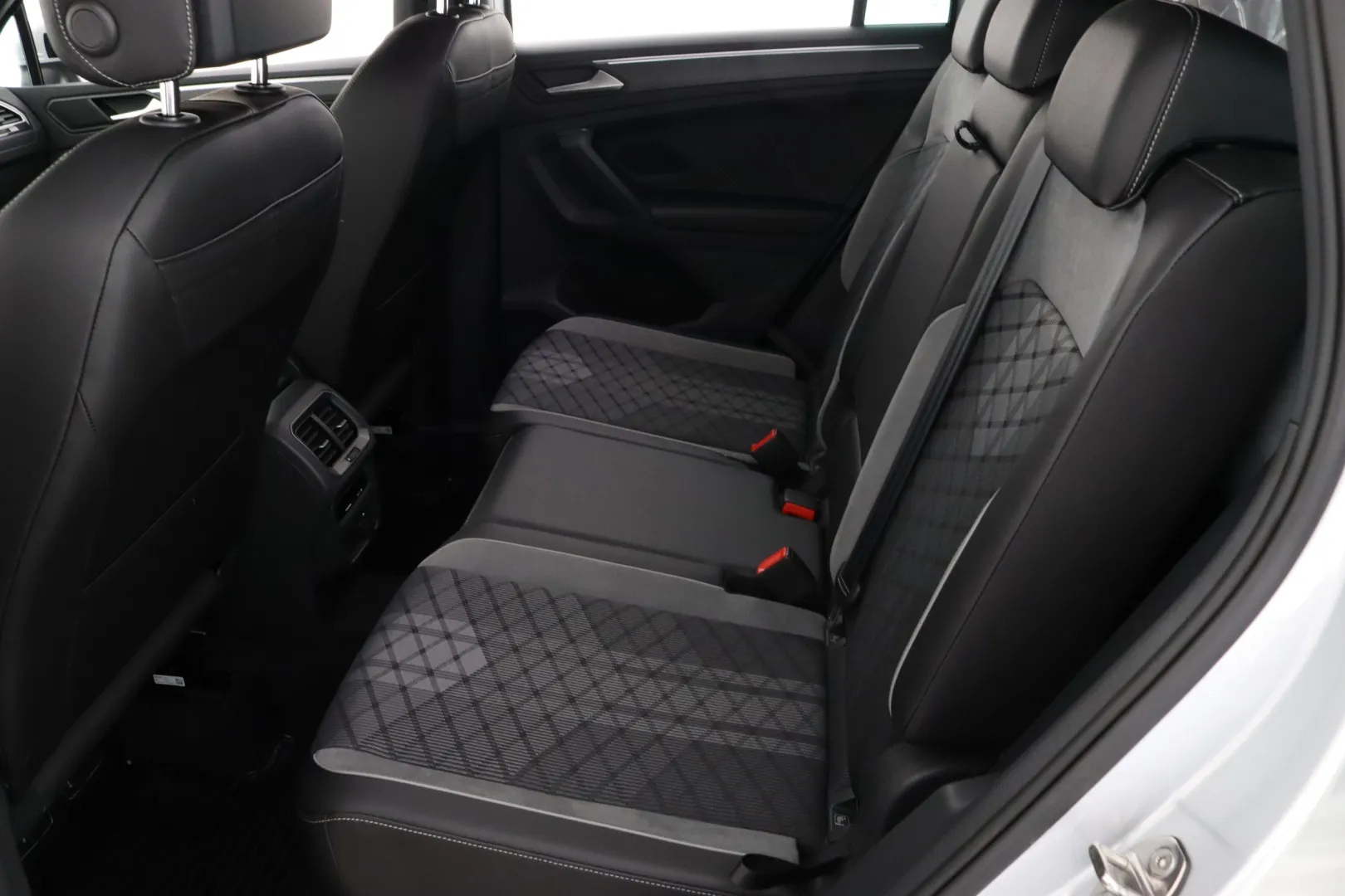 VOLKSWAGEN Tiguan CRB-837 carousel image