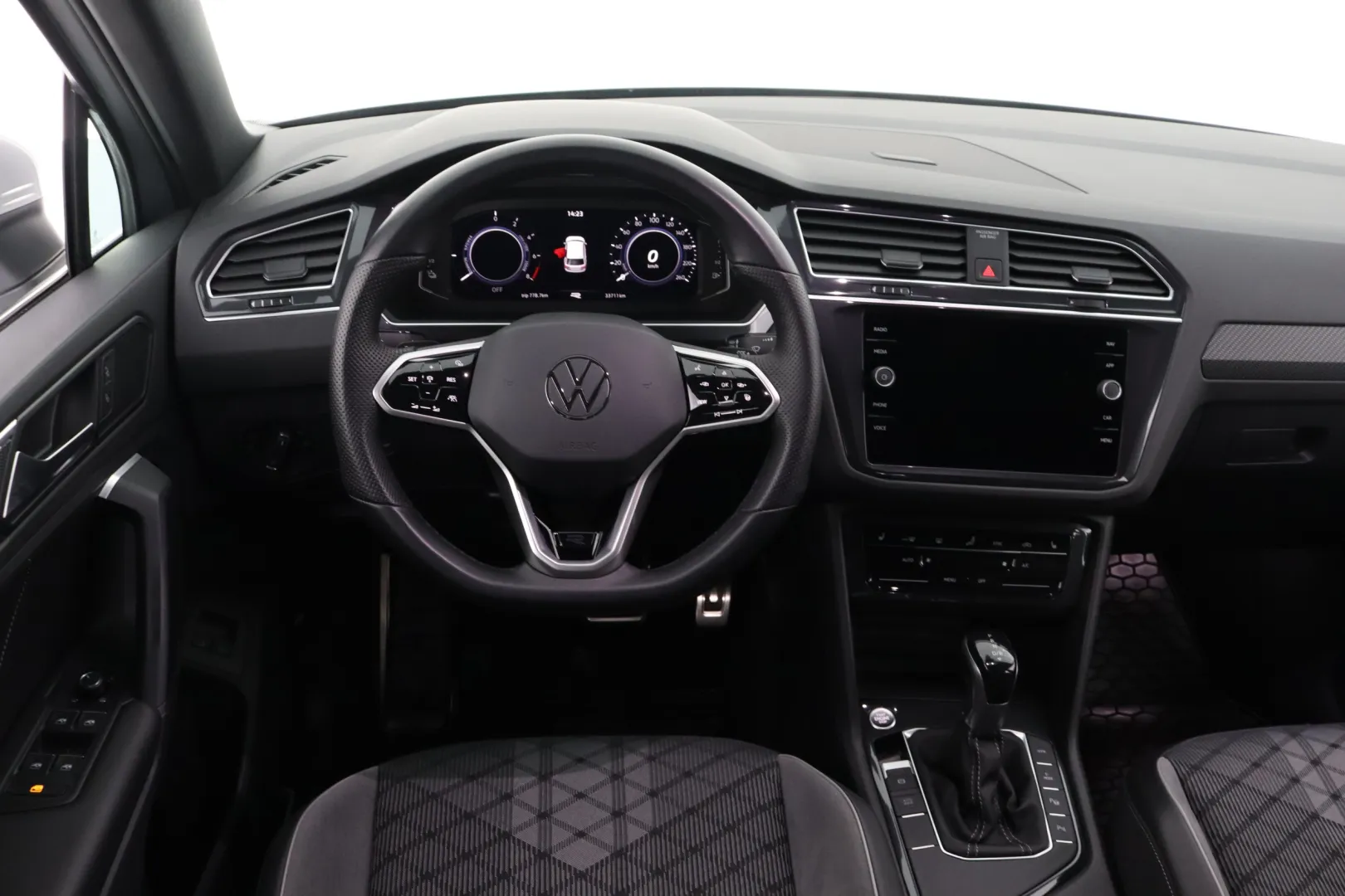 VOLKSWAGEN Tiguan CRB-837 carousel image