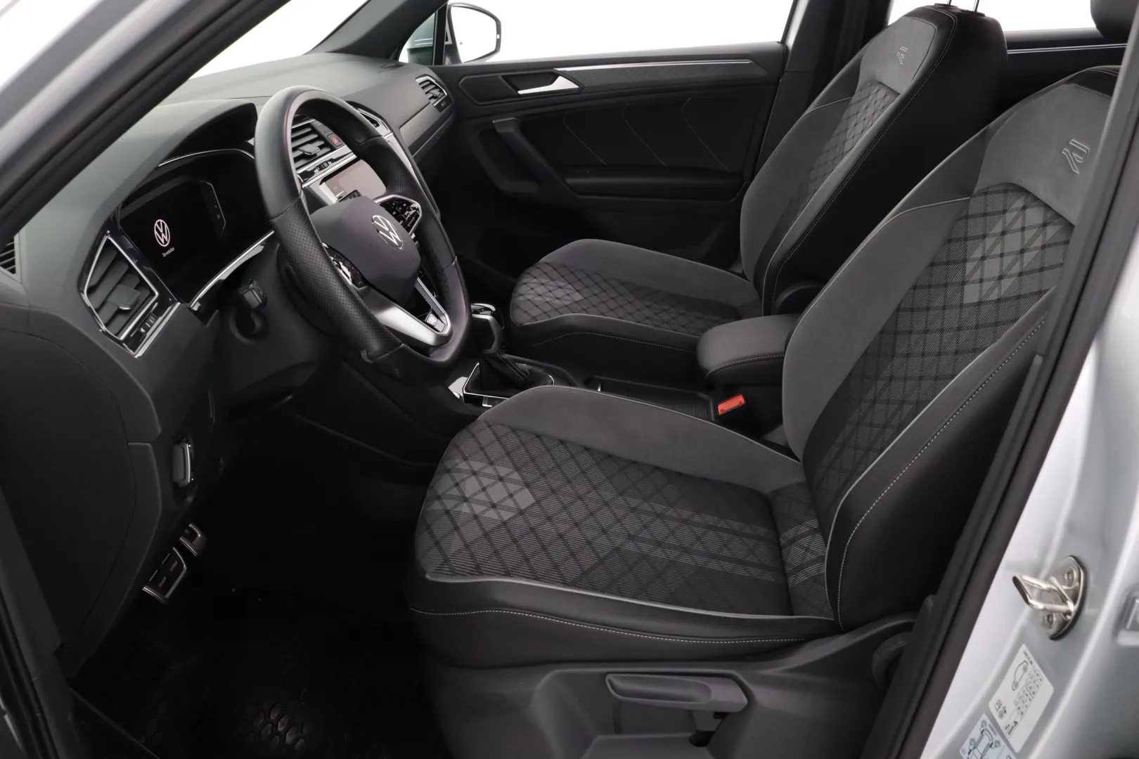 VOLKSWAGEN Tiguan CRB-837 carousel image