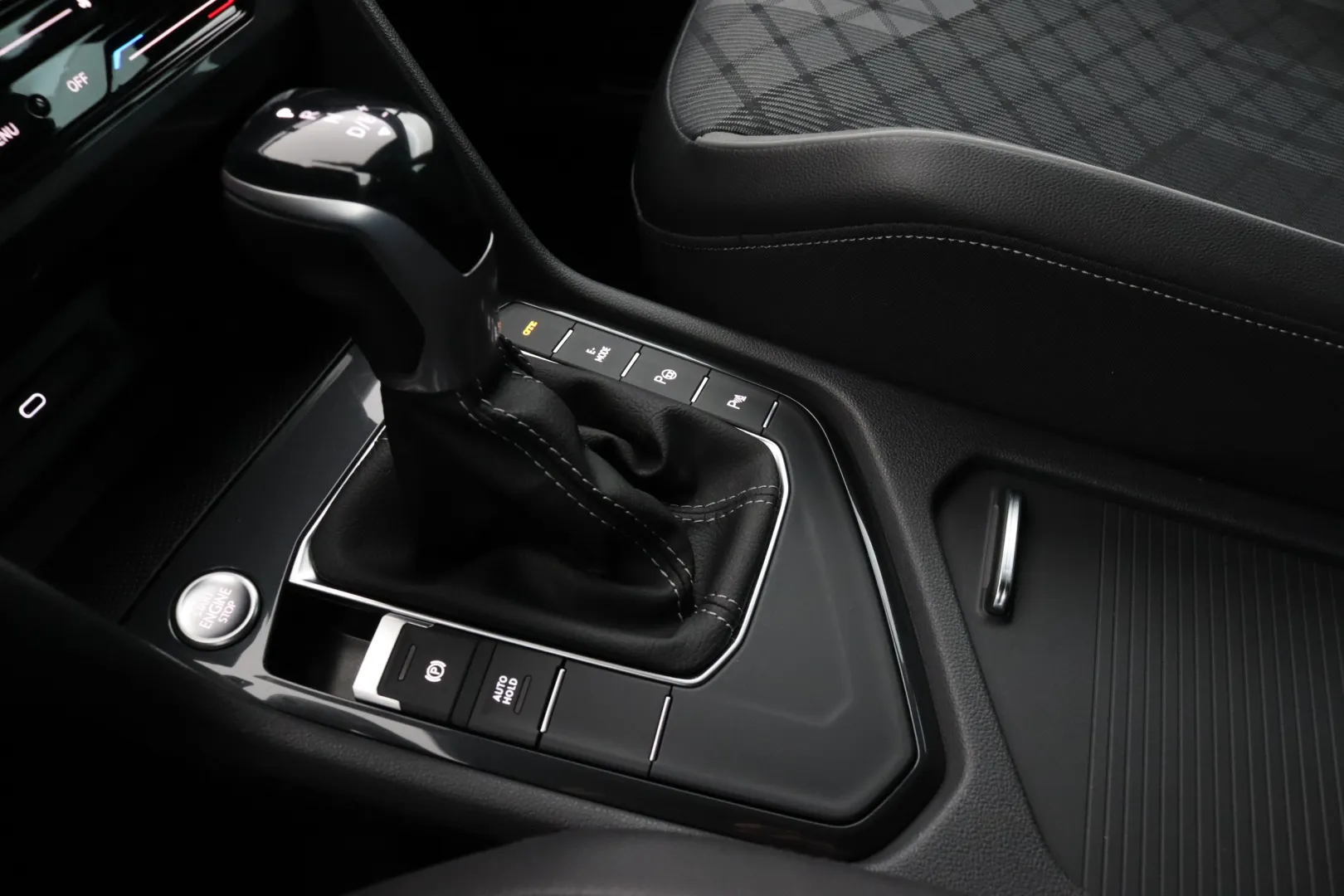 VOLKSWAGEN Tiguan CRB-837 carousel image