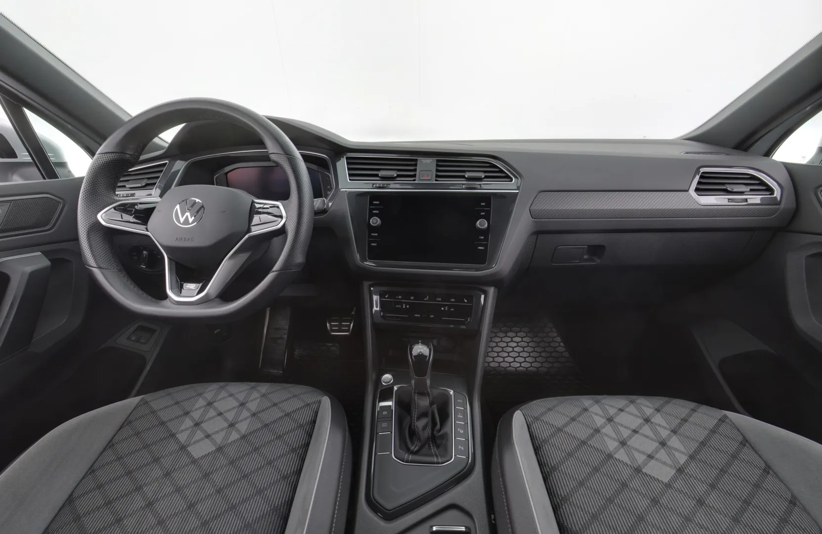 VOLKSWAGEN Tiguan CRB-837 carousel image