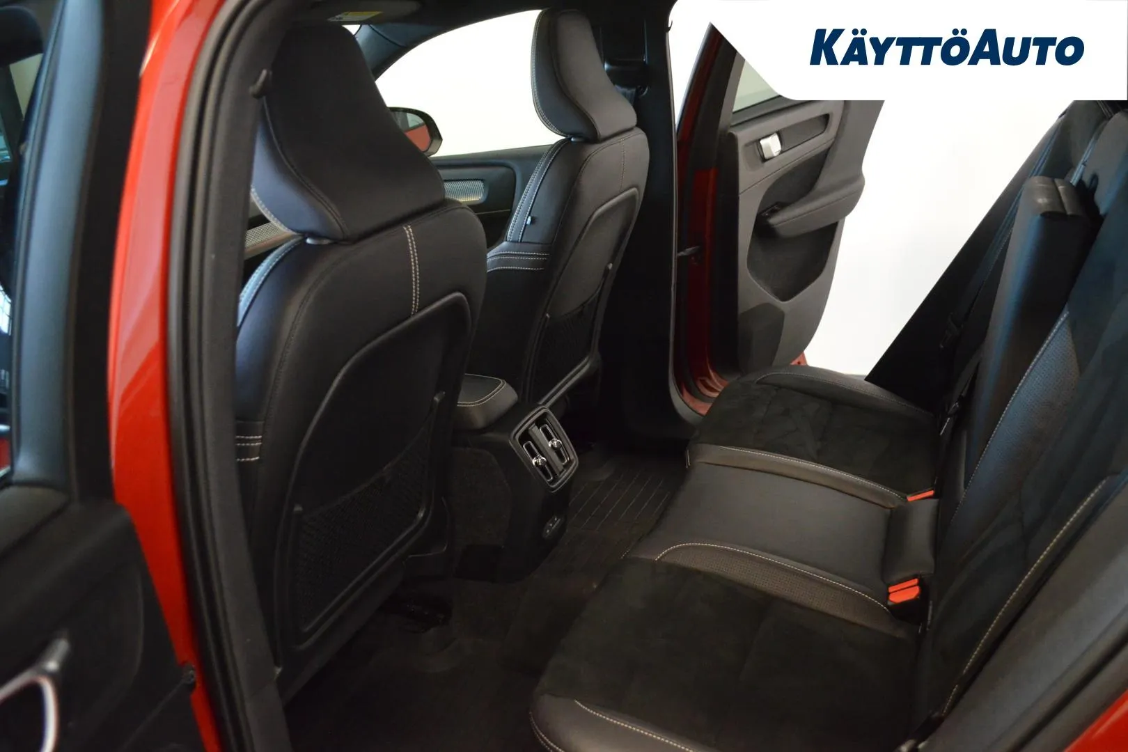 VOLVO XC40 ZNV-320 carousel image