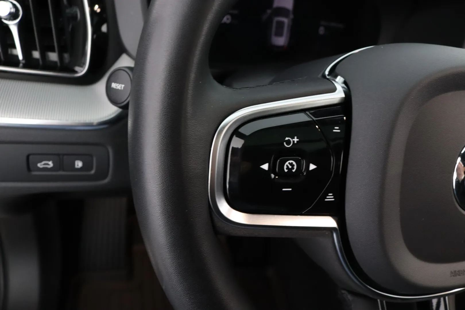 VOLVO XC60 XRT-638 carousel image