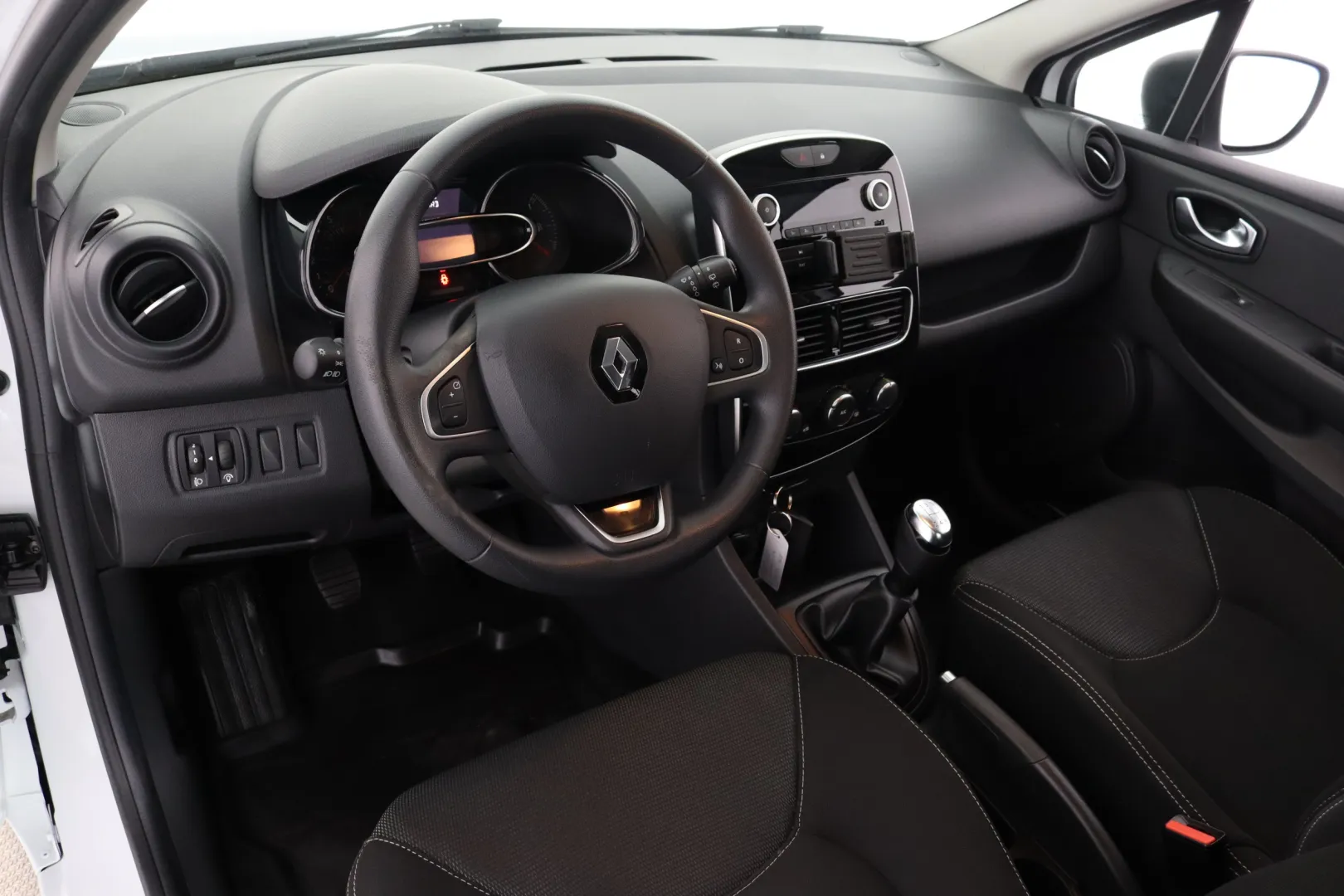 RENAULT Clio FNB-868 carousel image