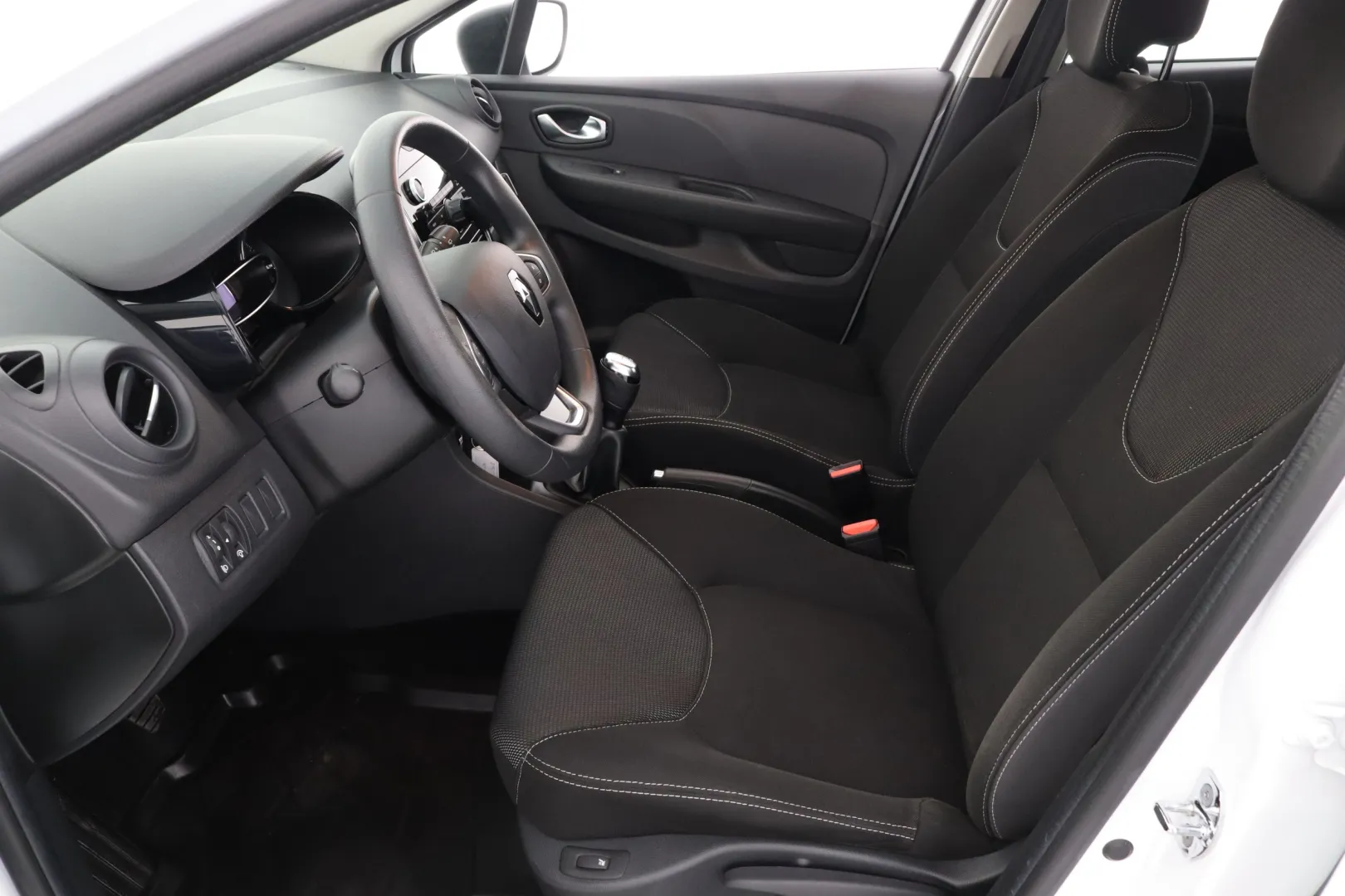 RENAULT Clio FNB-868 carousel image