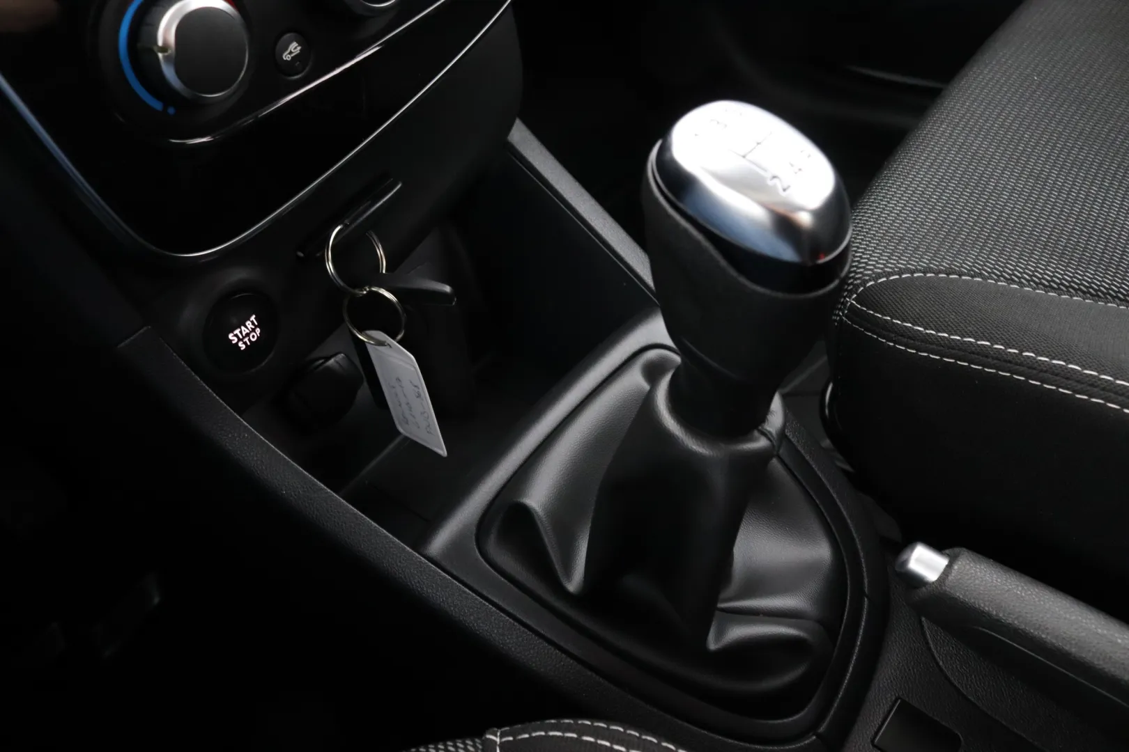 RENAULT Clio FNB-868 carousel image