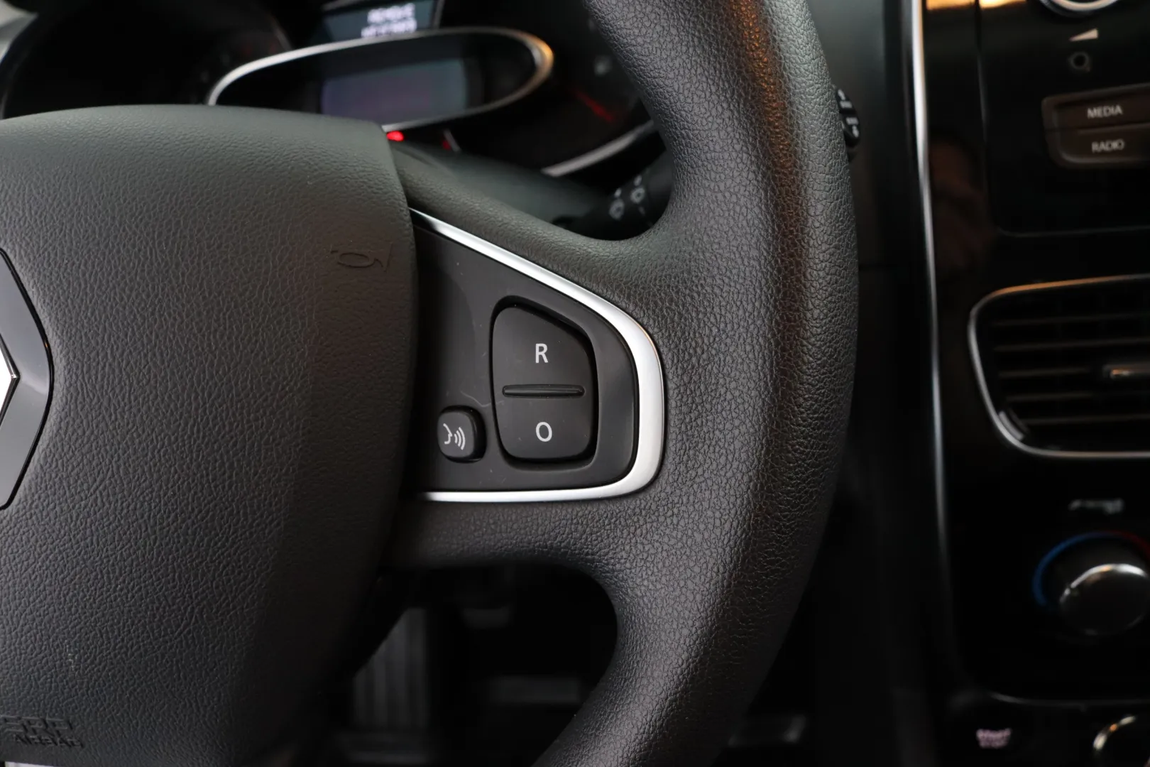 RENAULT Clio FNB-868 carousel image