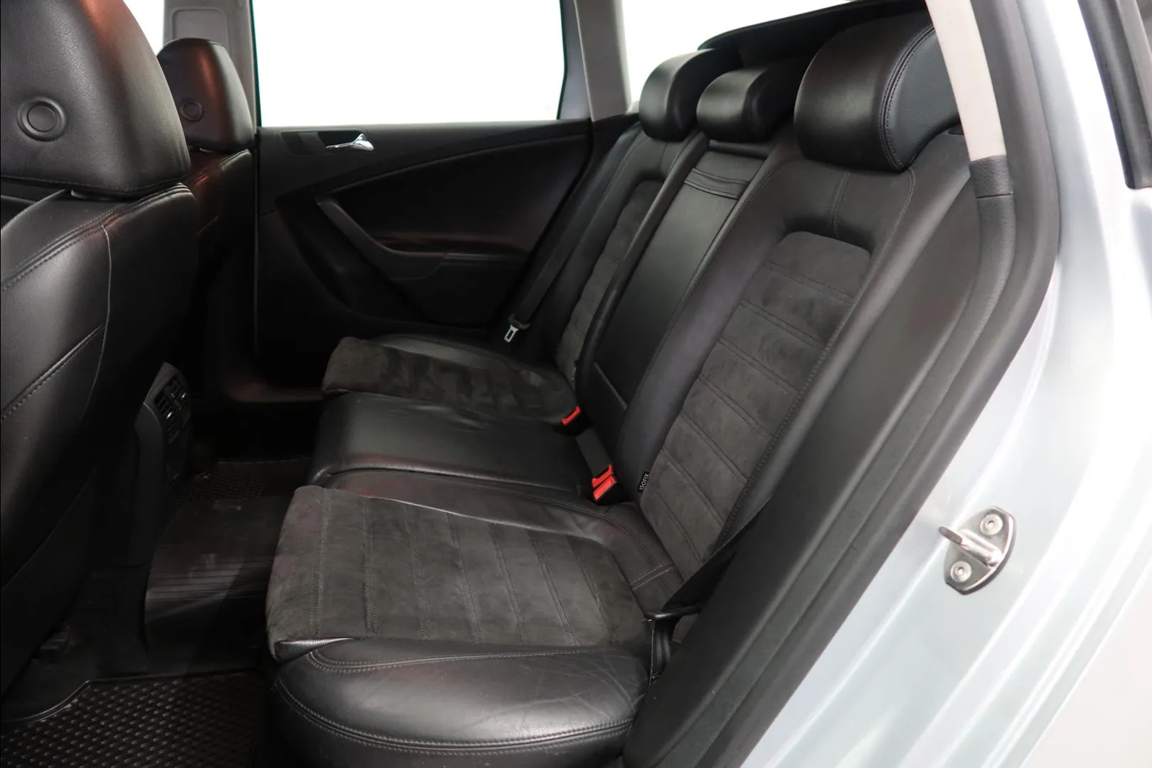 VOLKSWAGEN Passat UBF-840 carousel image