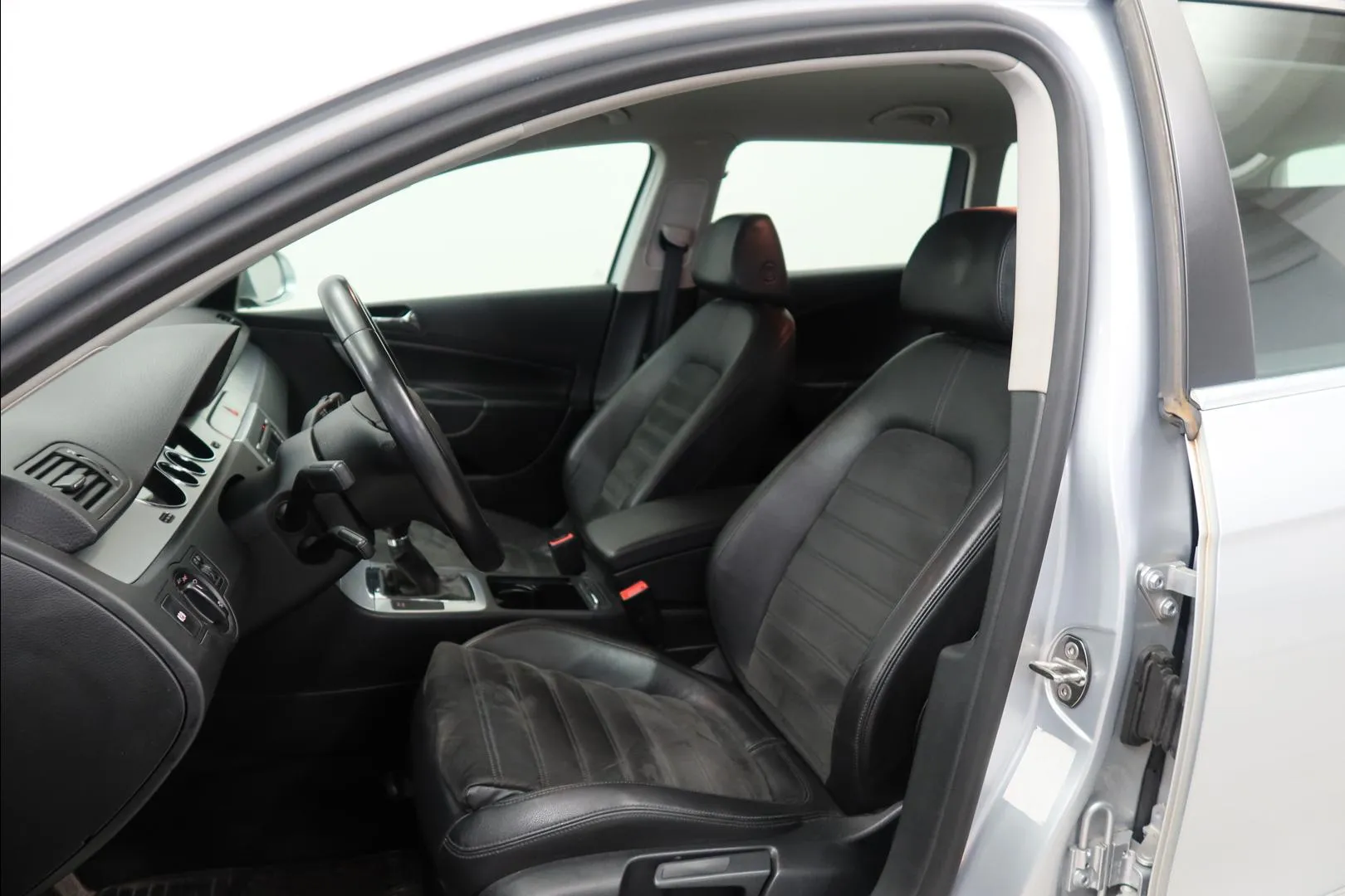 VOLKSWAGEN Passat UBF-840 carousel image