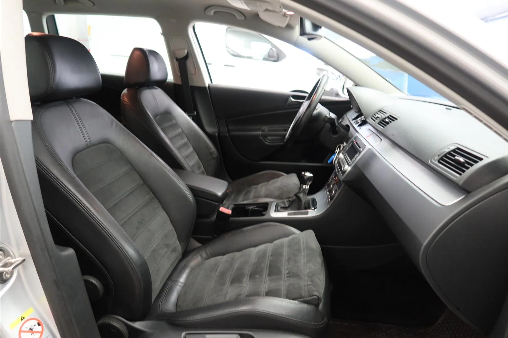 VOLKSWAGEN Passat UBF-840 carousel image