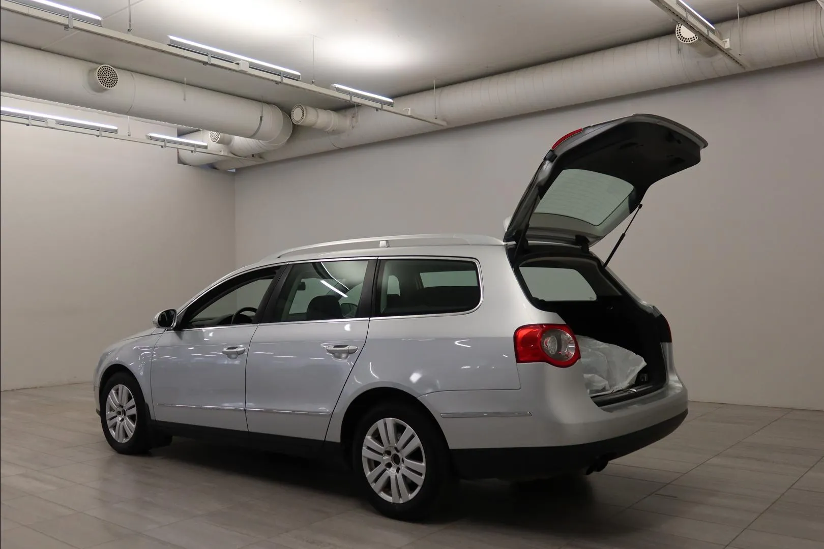 VOLKSWAGEN Passat UBF-840 carousel image