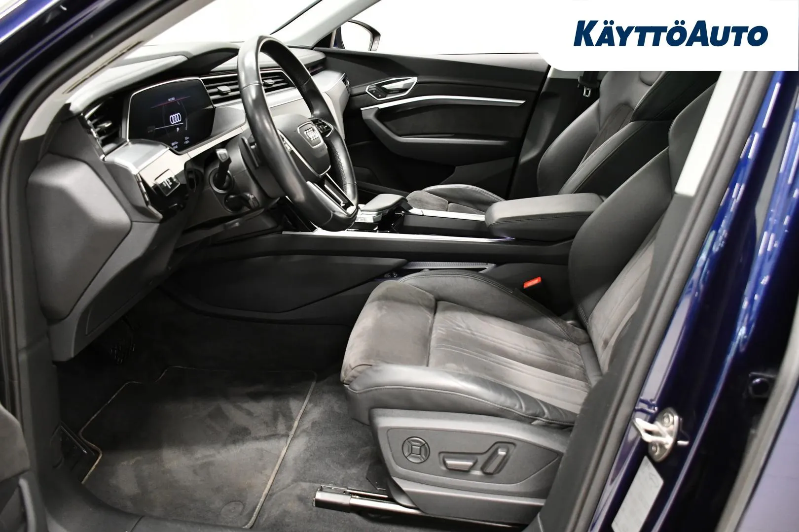 AUDI e-tron YXN-595 carousel image