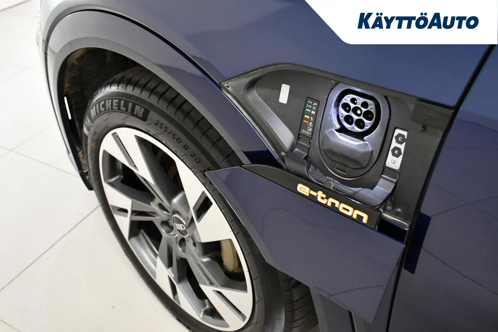 AUDI e-tron YXN-595 carousel image