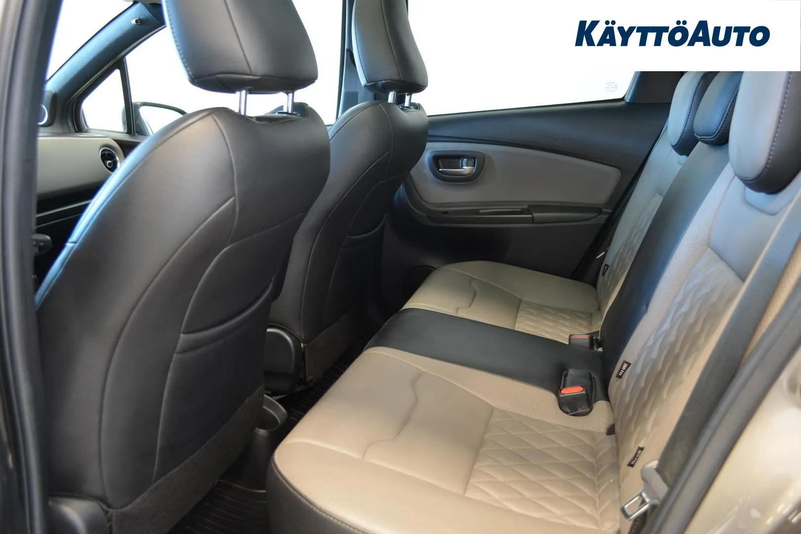 TOYOTA Yaris CPA-576 carousel image
