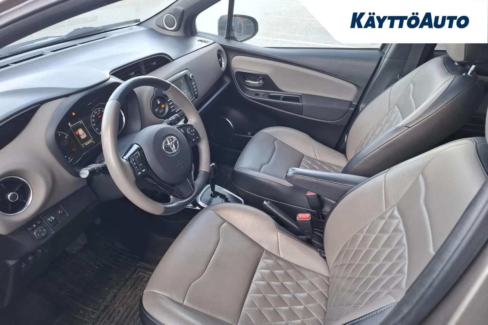 TOYOTA Yaris CPA-576 carousel image