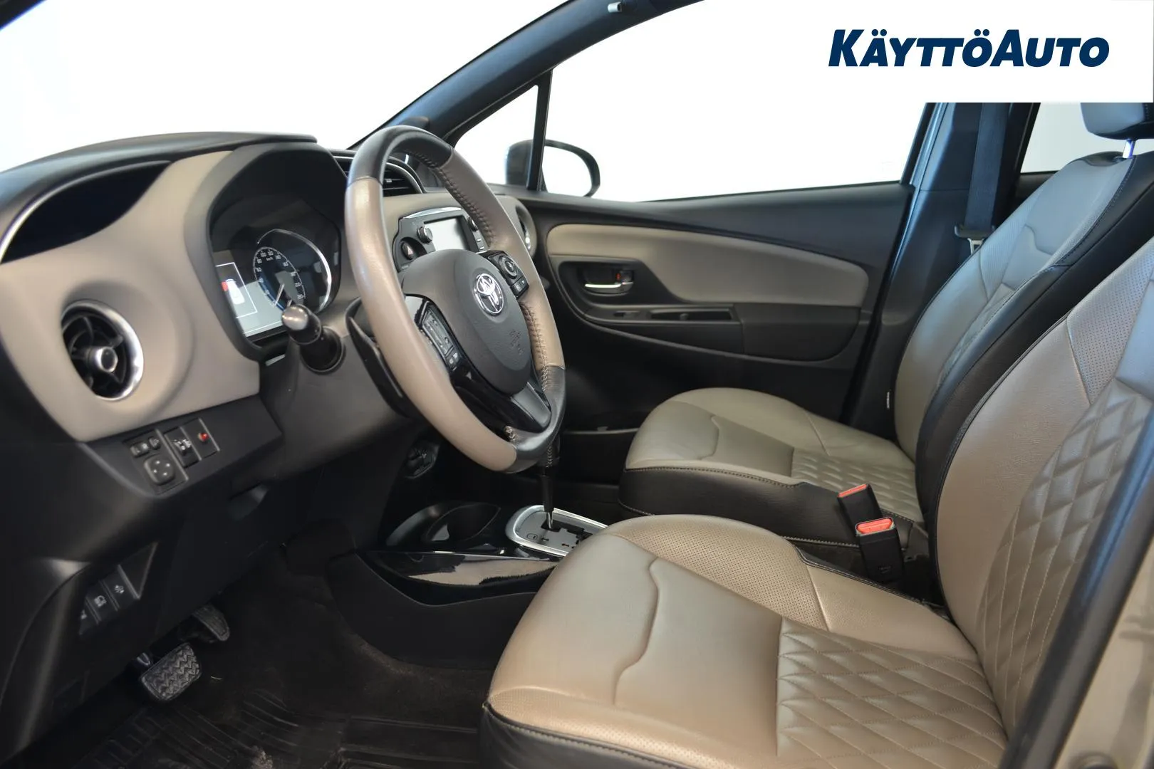 TOYOTA Yaris CPA-576 carousel image