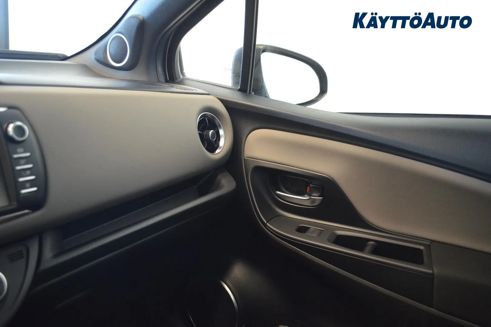 TOYOTA Yaris CPA-576 carousel image