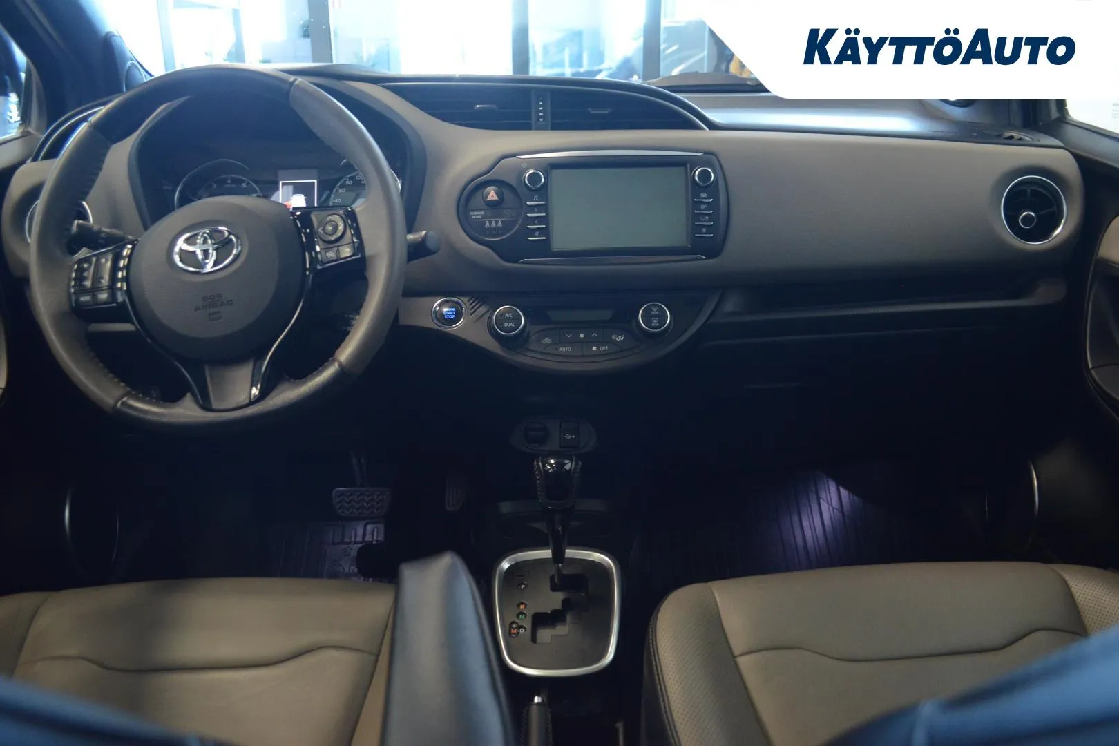 TOYOTA Yaris CPA-576 carousel image