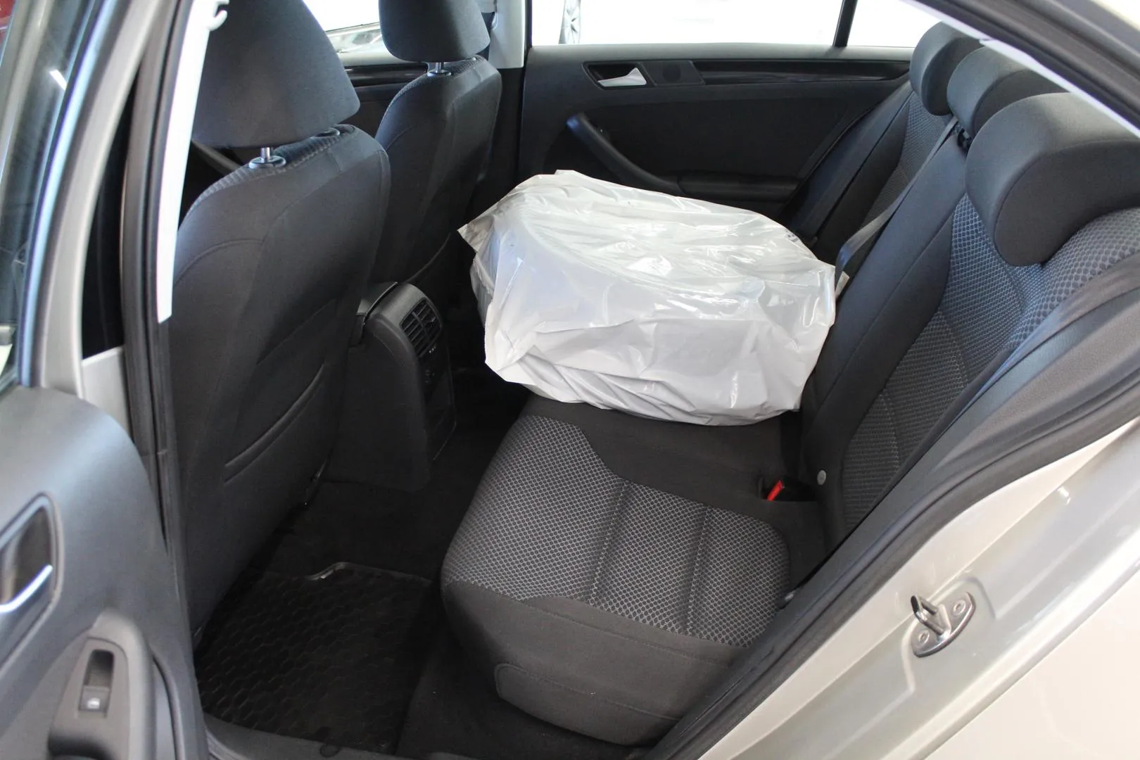 VOLKSWAGEN Jetta LMC-392 carousel image