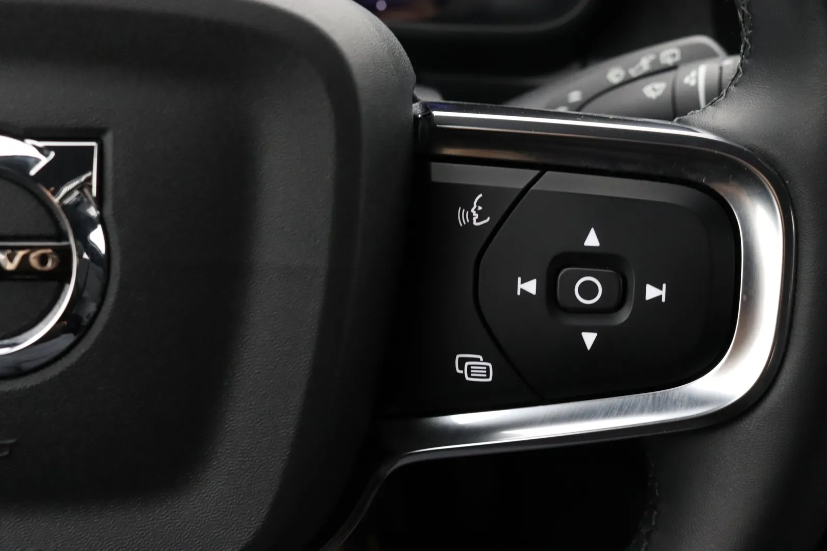 Volvo XC40 IRJ-940 carousel image