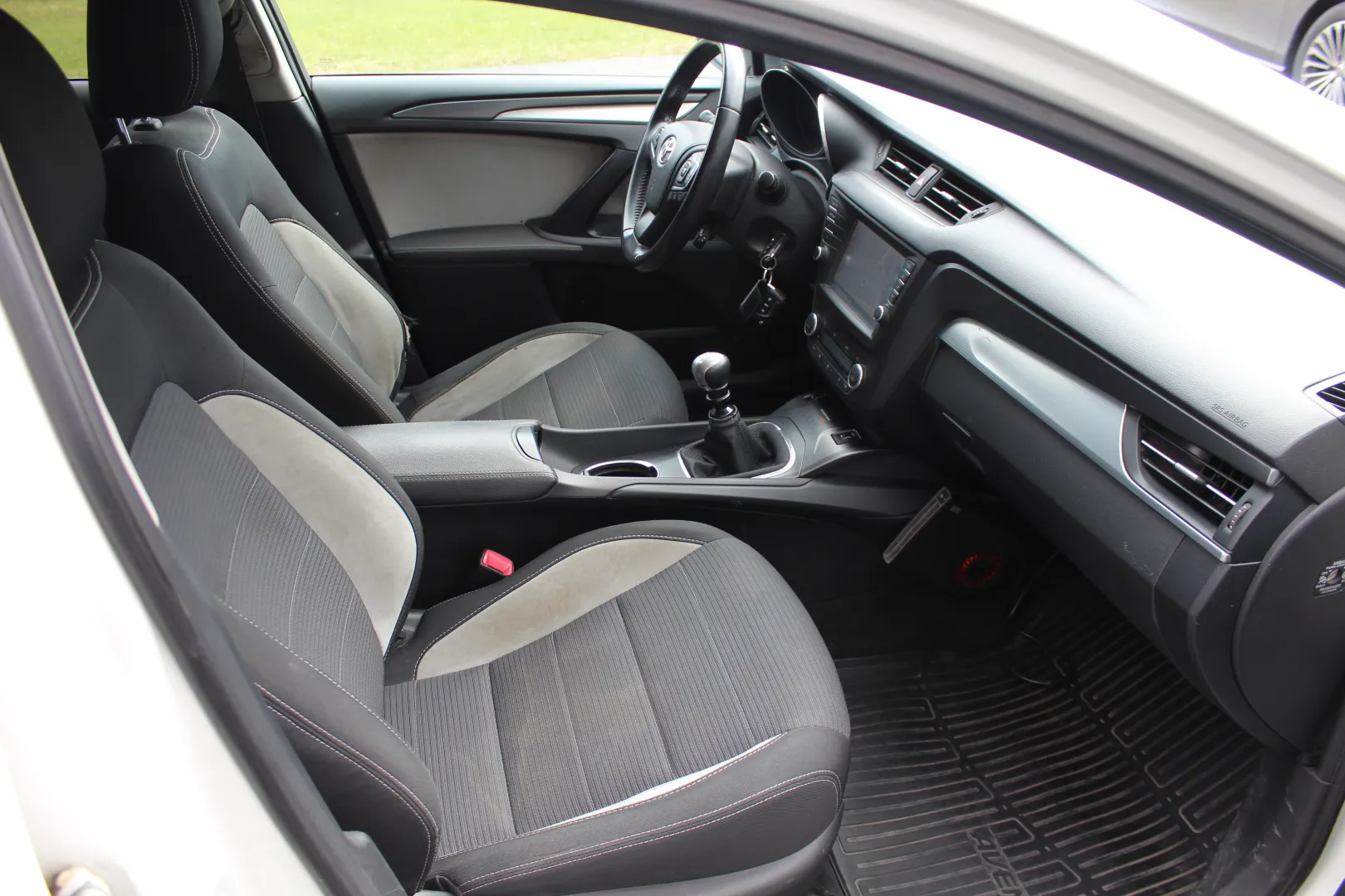 Toyota Avensis OVS-959 carousel image