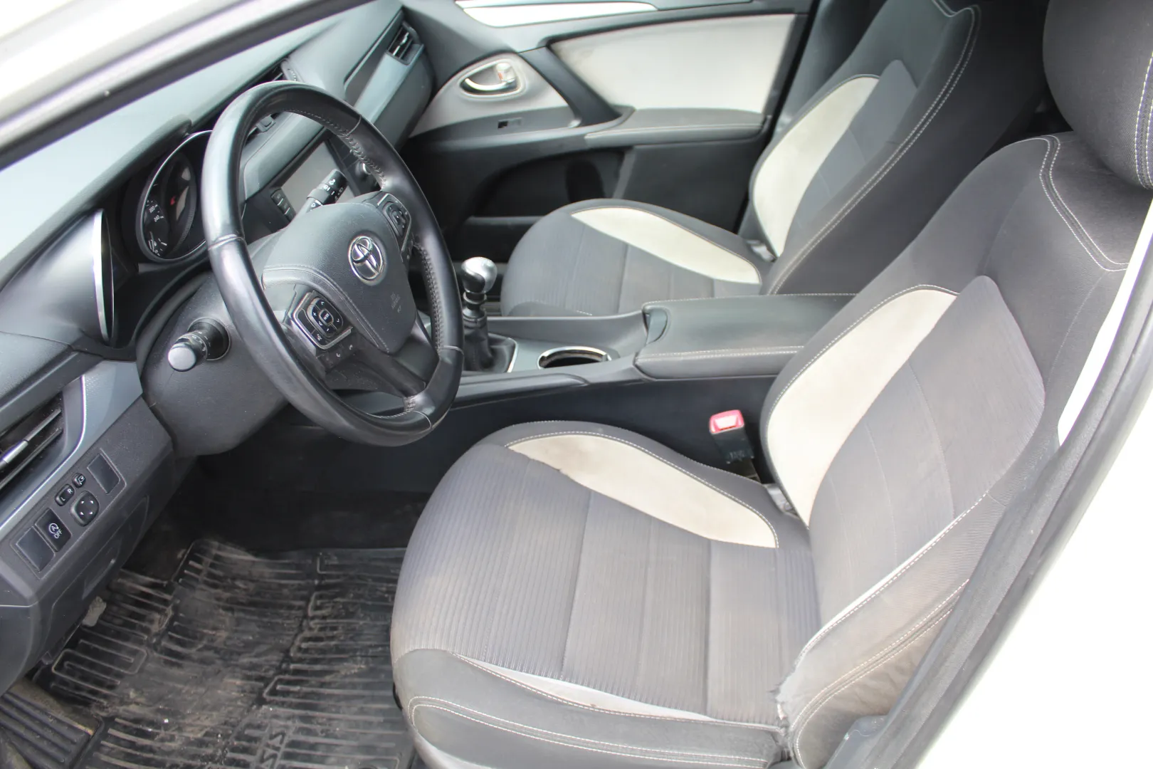 Toyota Avensis OVS-959 carousel image