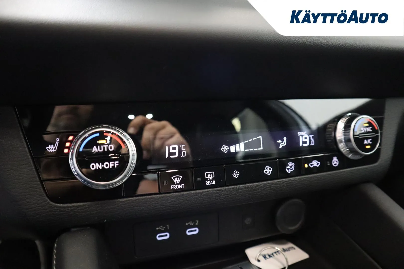 Mitsubishi Outlander XTK-942 carousel image