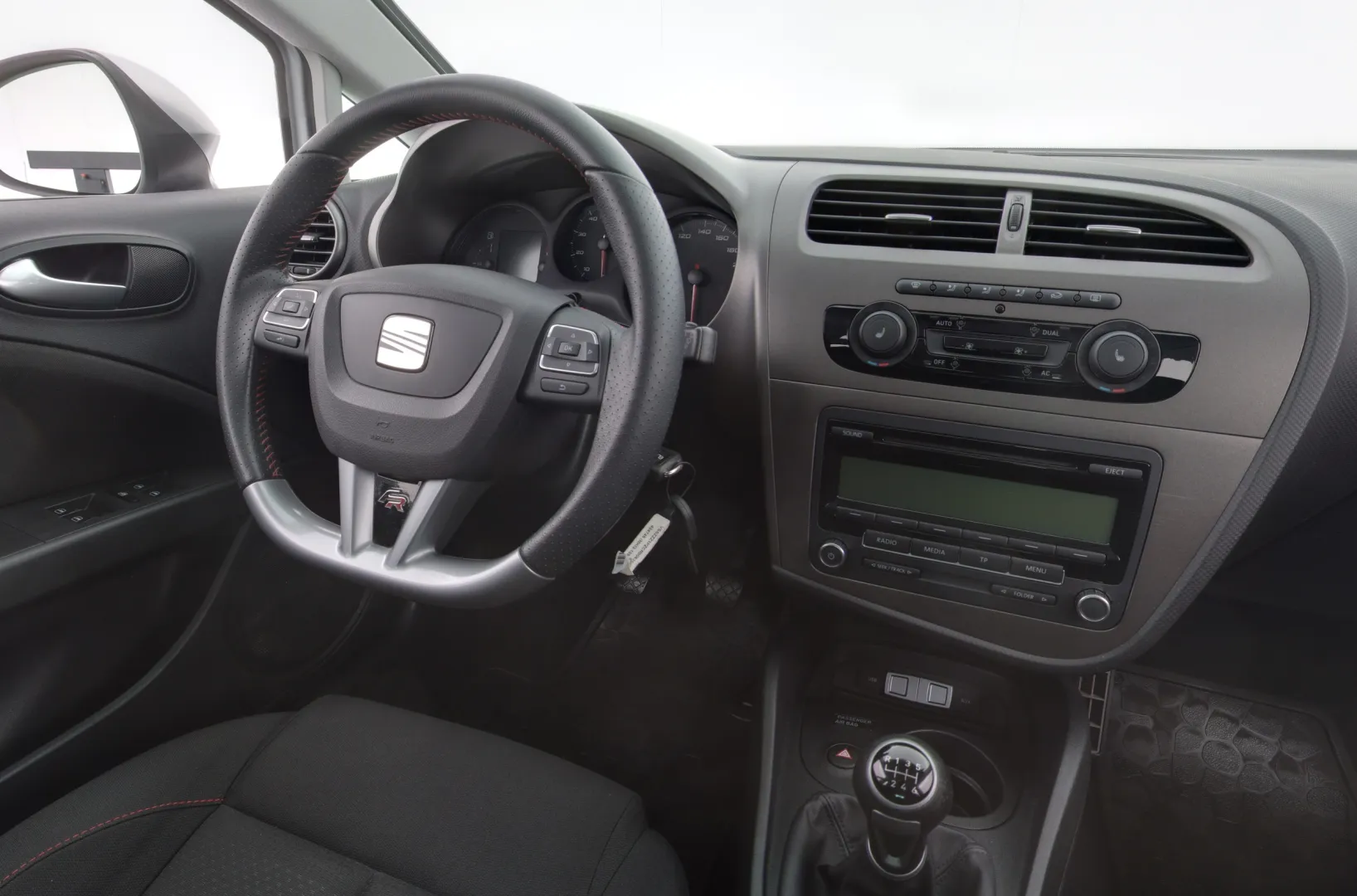 SEAT Leon MKO-109 carousel image