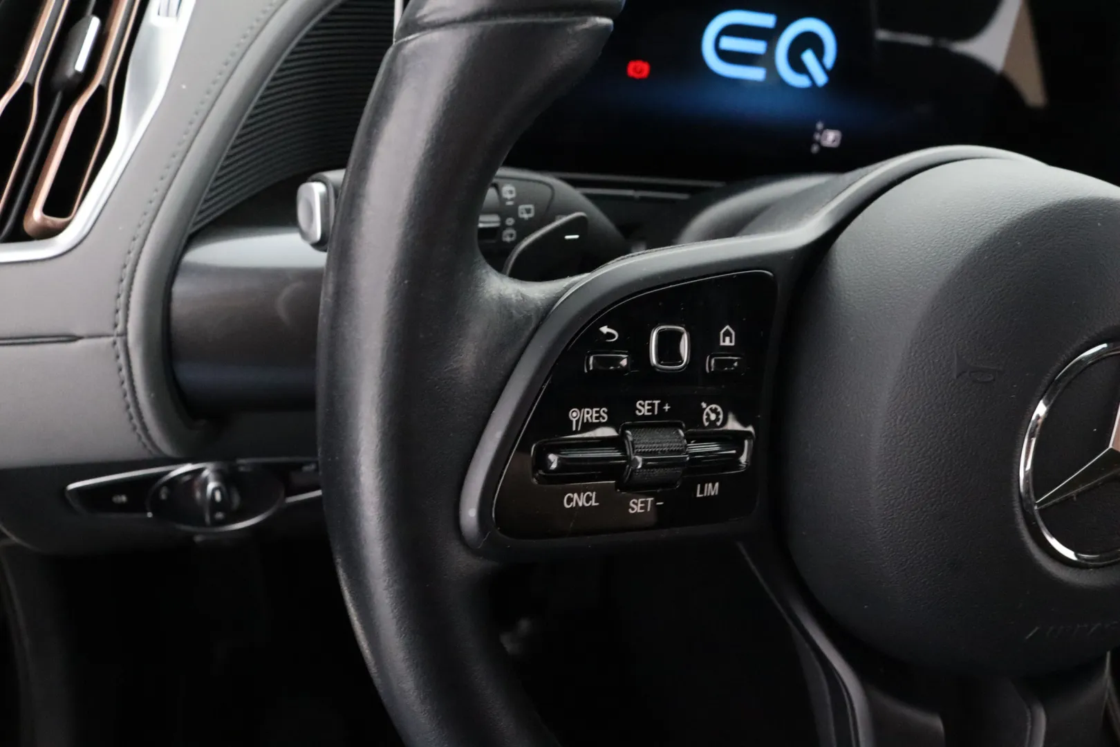 MERCEDES-BENZ EQC SYU-104 carousel image