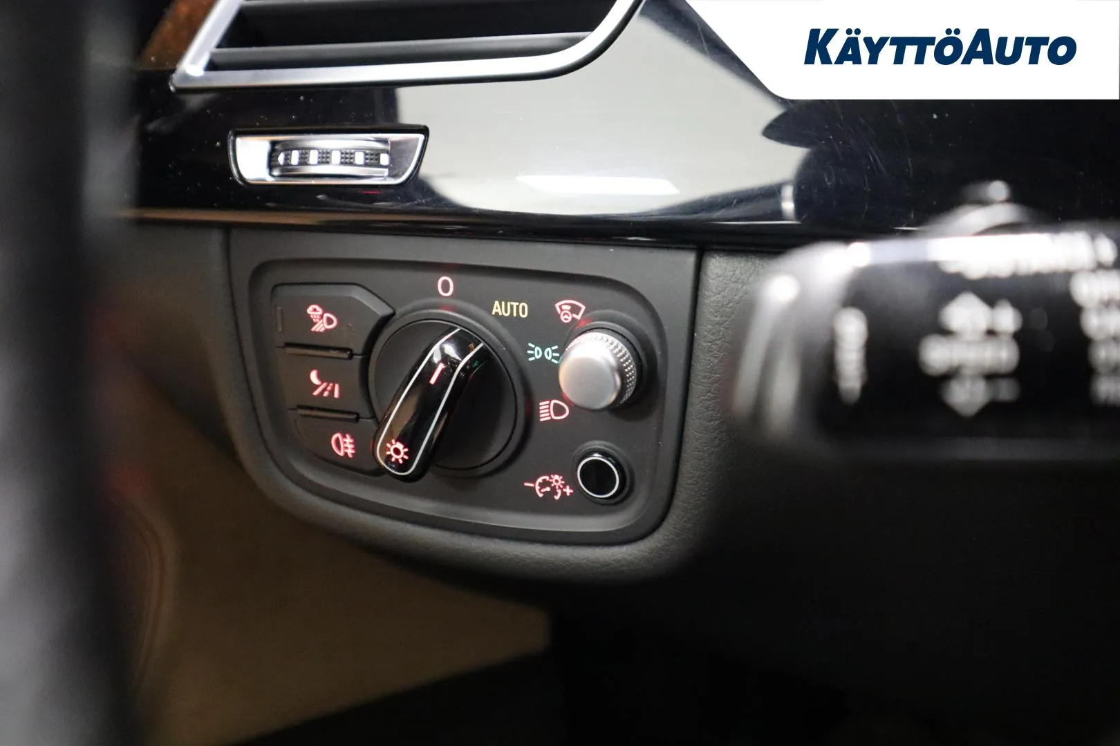 AUDI A8 ZKC-863 carousel image
